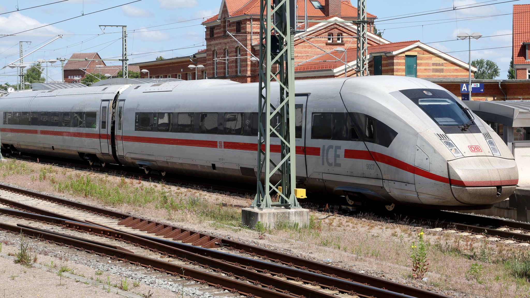 ARCHIV (20.06.2025): Bahnstrecke Rostock-Berlin gesperrt. Am Bahnhof fährt ein ICE in Richtung Berlin ab. Die wichtige Bahnstrecke zur Ostsee wird wegen Bauarbeiten an der neuen Straßenbrücke über die Gleise im Stadtzentrum mitten in den Sommerferien gesperrt.
