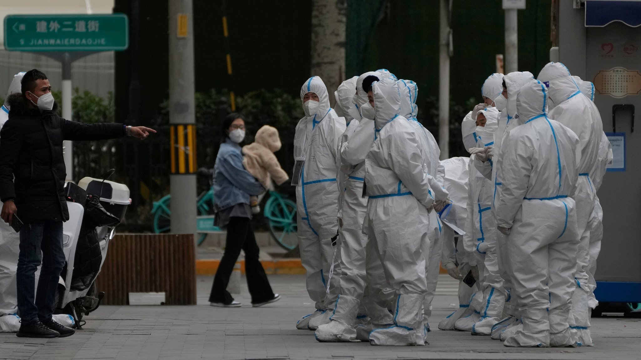 Die chinesischen Behörden lockern vereinzelt die strengen Corona-Bestimmungen, halten aber an ihrer "Null Covid"-Politik fest. 