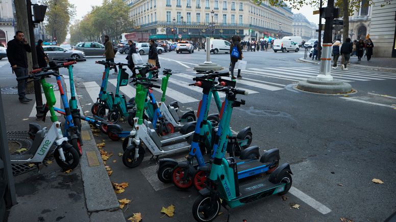 E-Roller in der Nähe der Pariser Oper | Bild:picture alliance / ZUMAPRESS.com | Remon Haazen