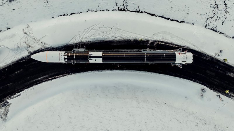 Die Trägerrakete "Spectrum" von Isar Aerospace wird am 10. März 2025 zu einer Startrampe im Andoya Spaceport in Nordmela auf der Insel Andøya, Norwegen, transportiert. | Bild: dpa-Bildfunk/Uncredited Die Trägerrakete "Spectrum" von Isar Aerospace wird am 10. März 2025 zu einer Startrampe im Andoya Spaceport in Nordmela auf der Insel Andøya, Norwegen, transportiert.