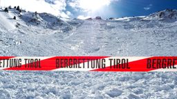 Archivbild von 2017: Absperrungsband nach Lawinenabgang in den Tiroler Alpen | Bild:picture alliance / ZEITUNGSFOTO.AT / APA / picturedesk.com | ZEITUNGSFOTO.AT