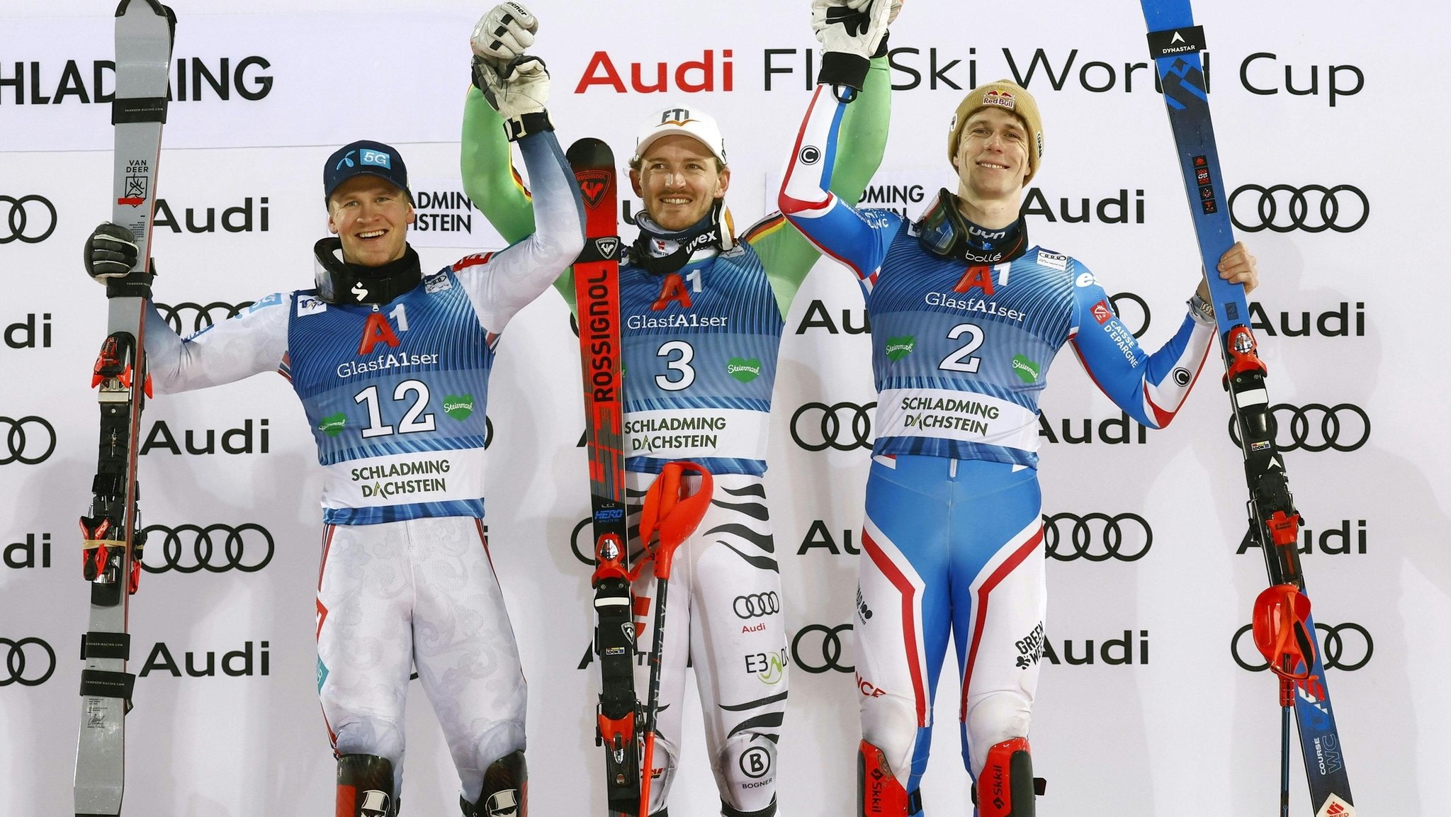 Linus Straßer lächelt vom Siegertreppchen beim Nachtslalom in Schladming