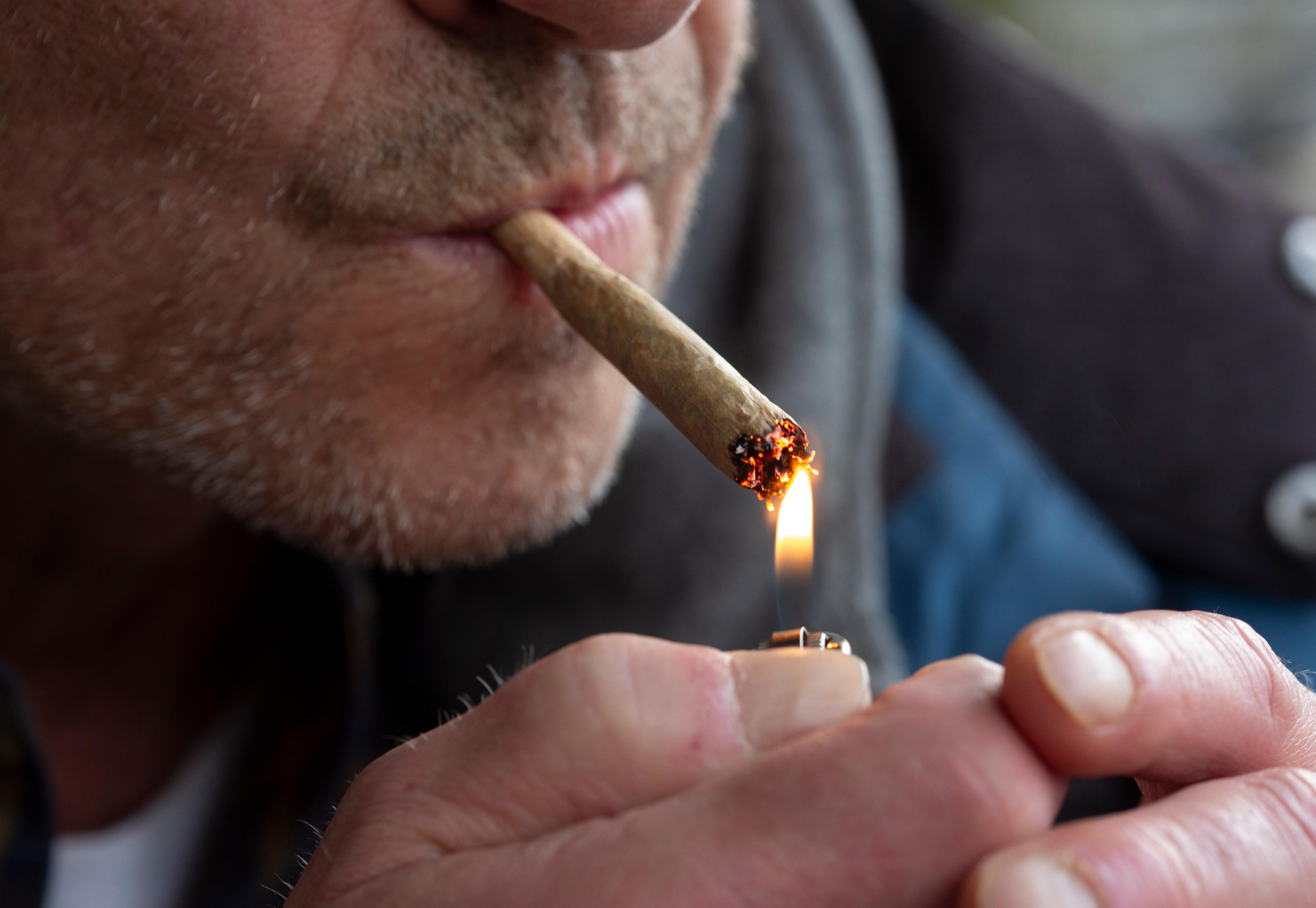 Archivbild: Cannabis-Konsument