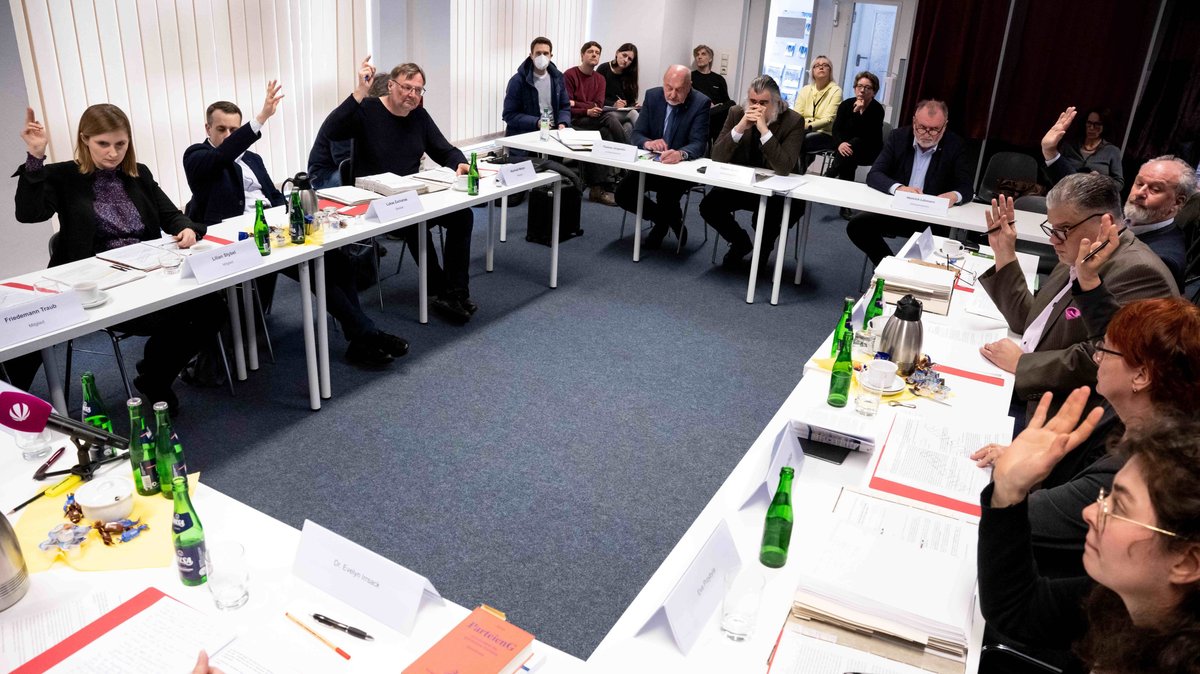 Die Teilnehmer der Sondersitzung des Wahlbereichsausschusses Bremen zur Bürgerschaftswahl im Statistischen Landesamt Bremen.