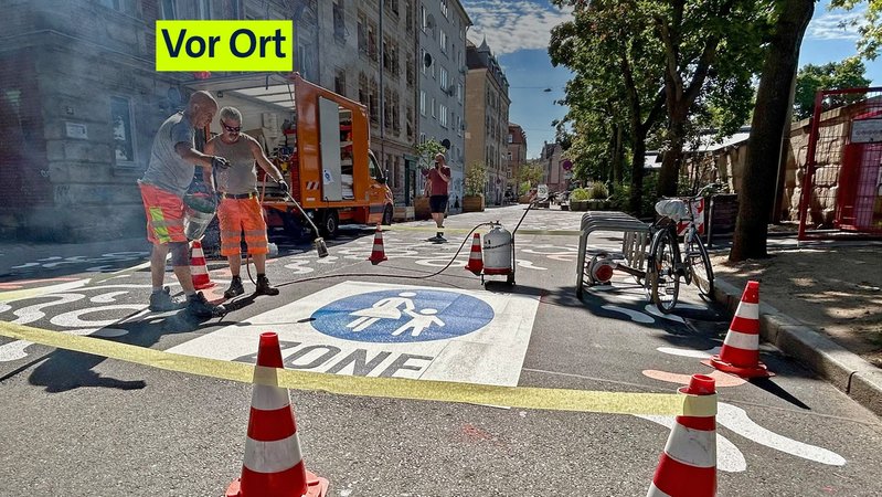 Bauarbeiter markieren eine der vier neuen Fußgängerzone in Nürnberg-Gostenhof | Bild: BR/ Michael Reiner Bauarbeiter markieren eine der vier neuen Fußgängerzone in Nürnberg-Gostenhof