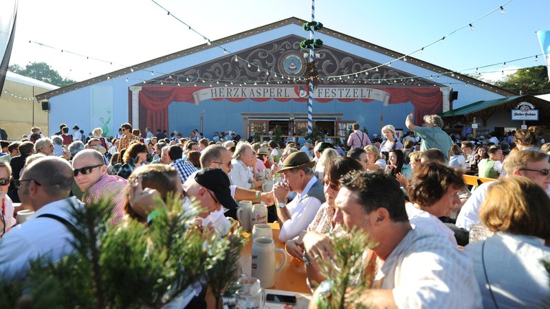 Das "Herzkasperl"-Festzelt mit Biergartenbesuchern auf der Oidn Wiesn (Symbolbild) | Bild: picture alliance / SZ Photo | Stephan Rumpf Das "Herzkasperl"-Festzelt mit Biergartenbesuchern auf der Oidn Wiesn (Symbolbild)
