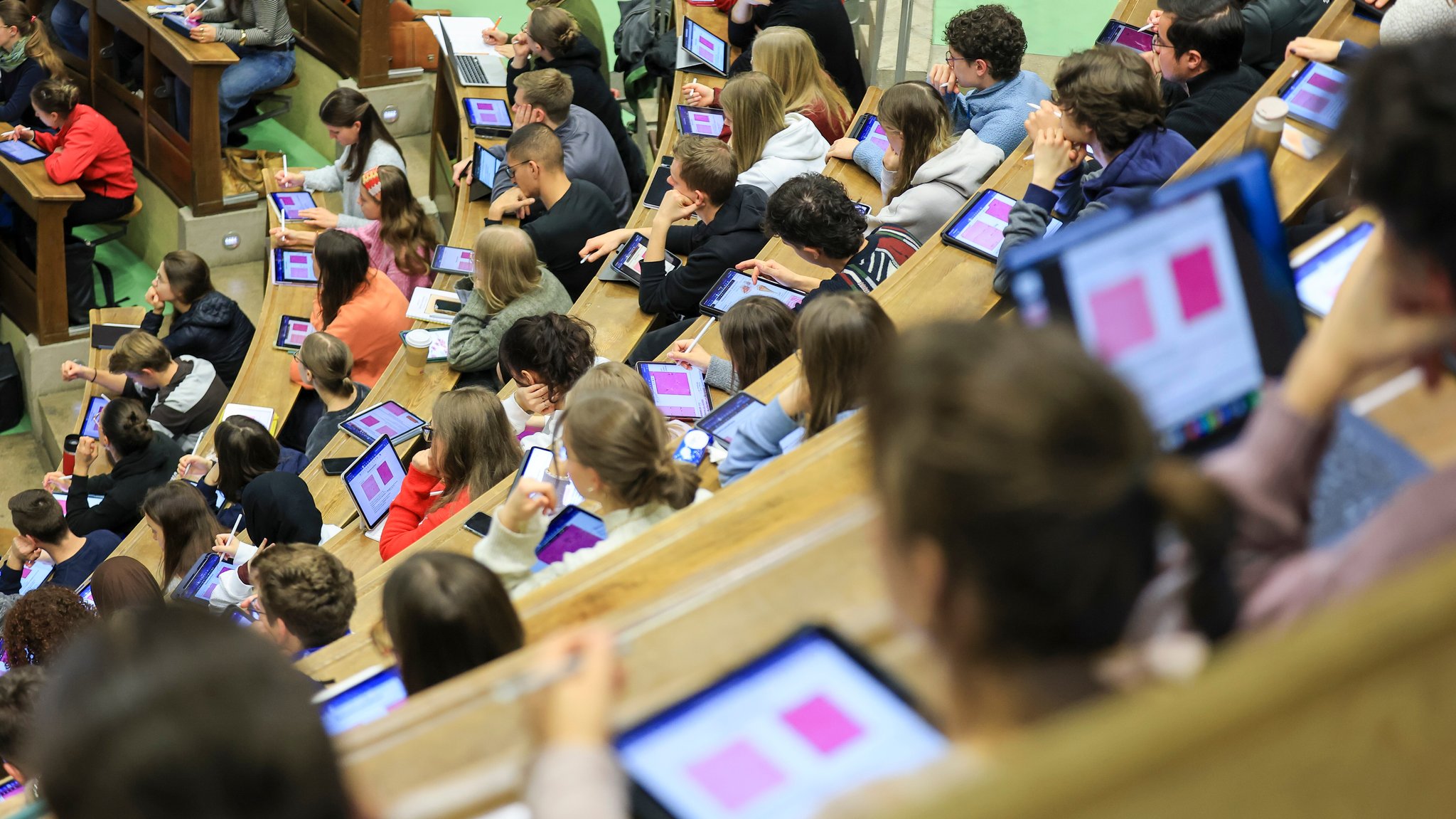 Studenten der Humanmedizin sitzen in einer Vorlesung im Hörsaal an der Medizinischen Fakultät der Universität Leipzig. 