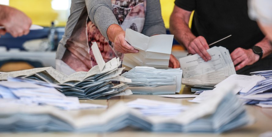 Zahlreiche Wahlhelfer sind mit der Stimmenauszählung der Briefwahlstimmen zur Europawahl beschäftigt. Die Europawahl begann am 6. Juni. In Deutschland wurde am 9. Juni gewählt.
