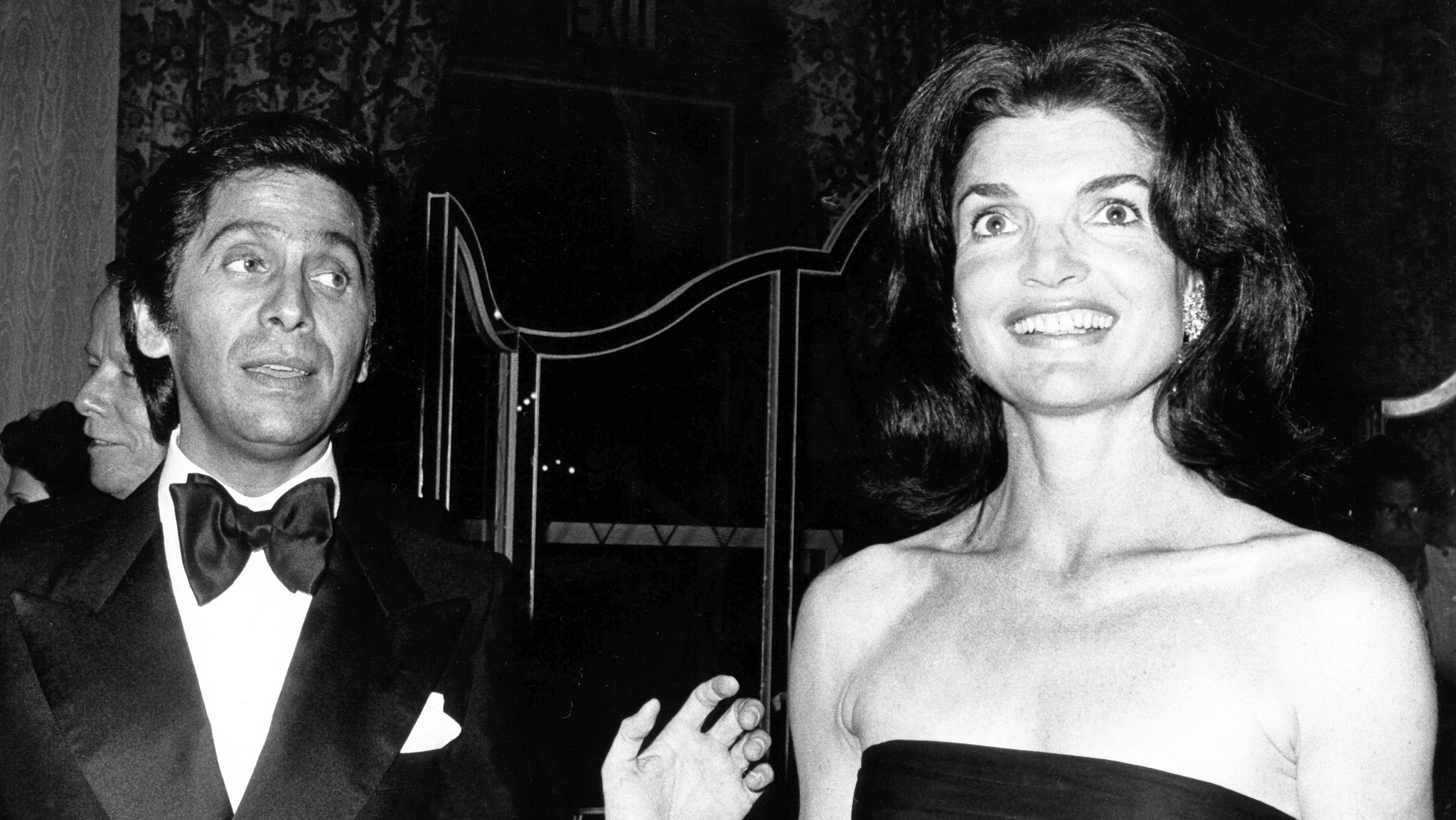 Modeschöpfer Valentino und Jackie Kennedy Onassis. | Bild: picture-alliance/ dpa | Keystone USA kpa Modeschöpfer Valentino und Jackie Kennedy Onassis.