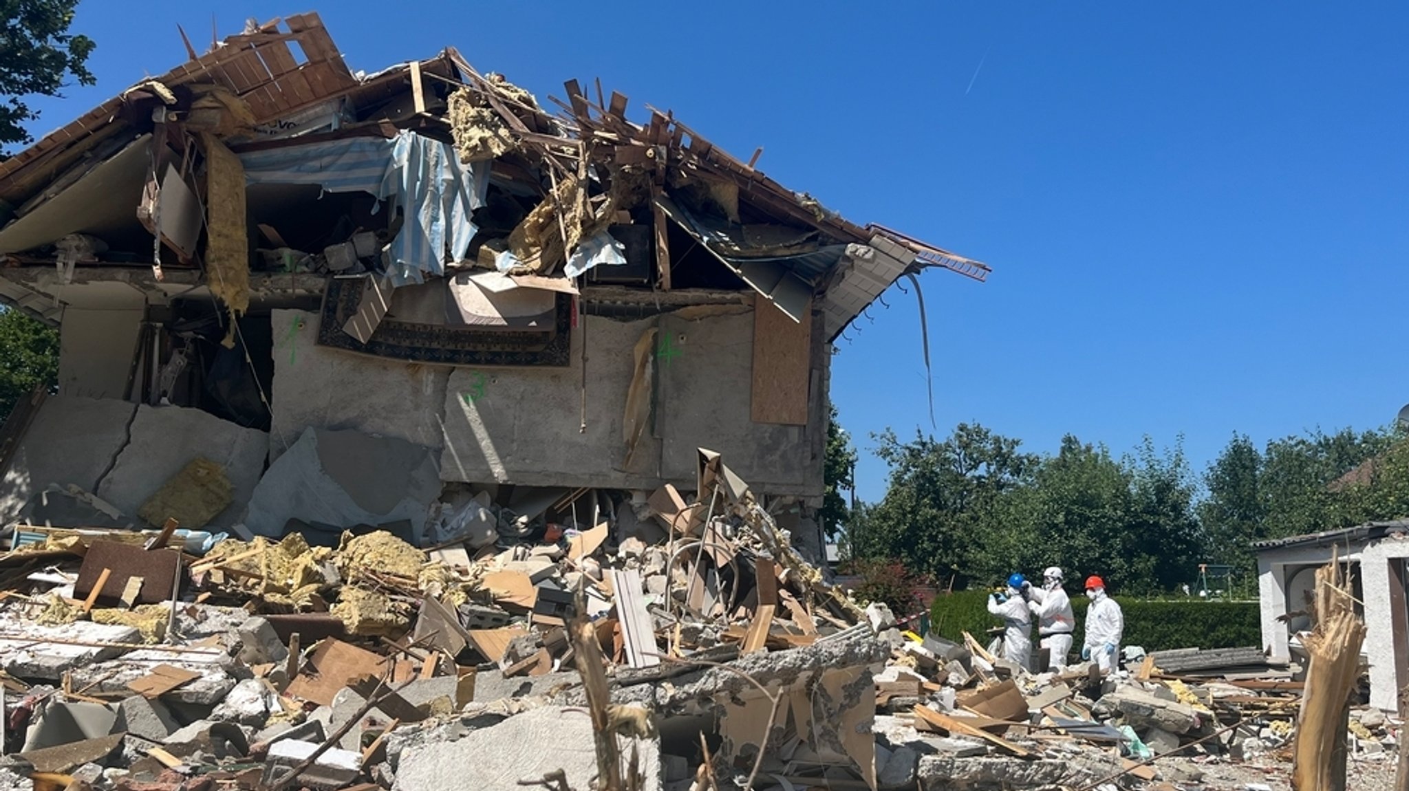 Trümmer vor einem durch eine Explosion stark beschädigten Haus in Memmingen