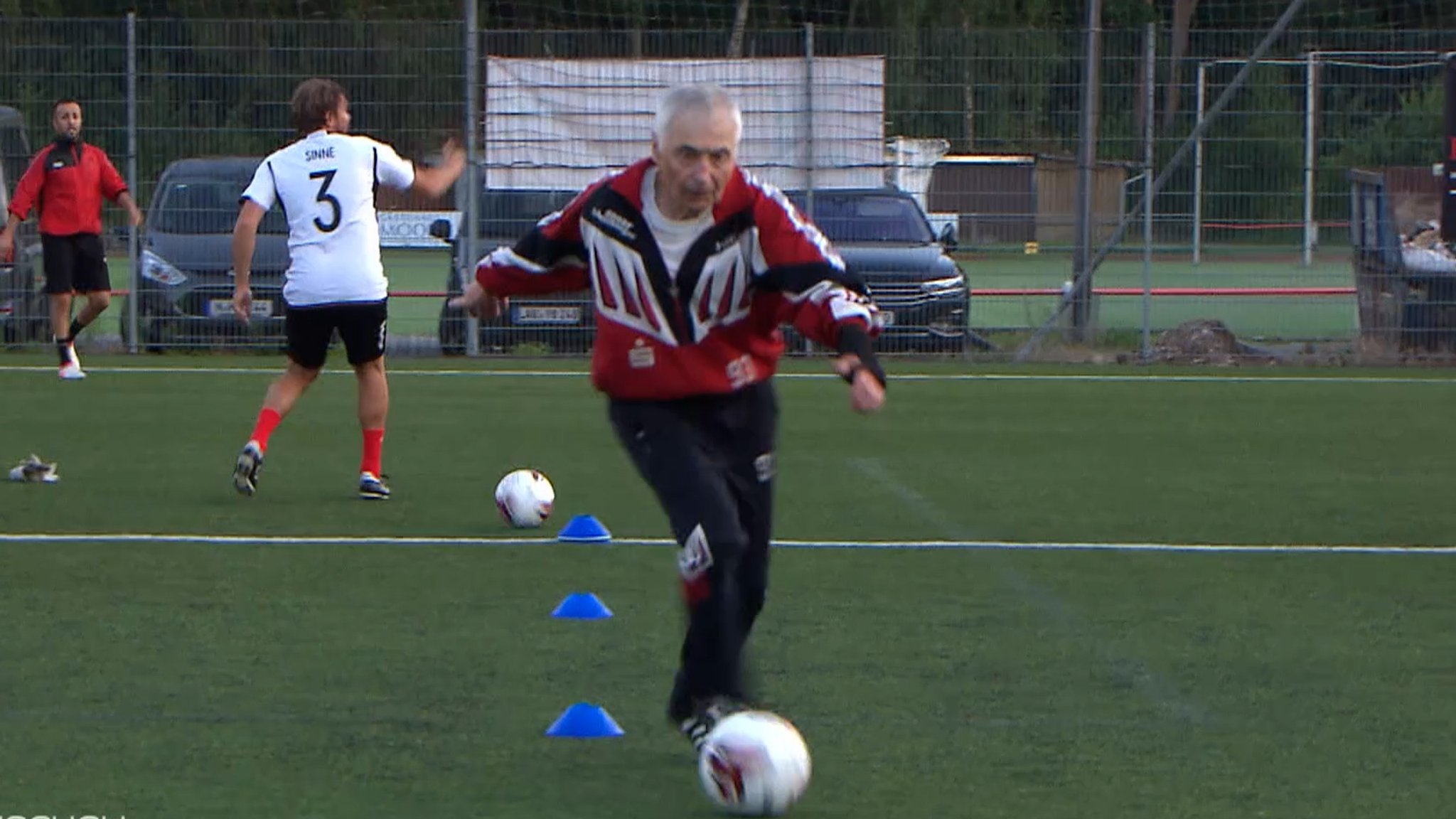 Rentner beim Fußballspielen.