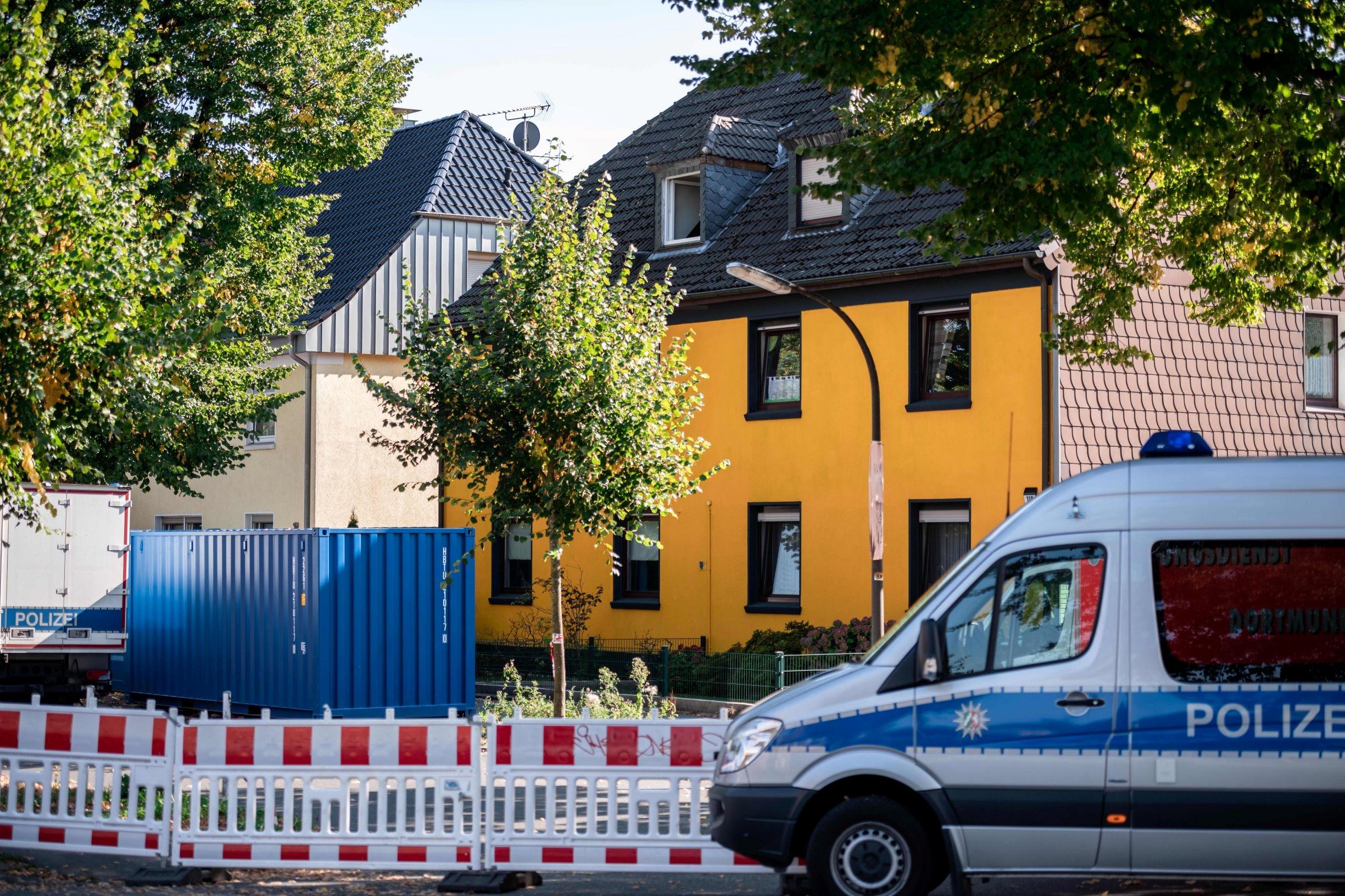 Ein Polizeibus steht in einem Wohngebiet