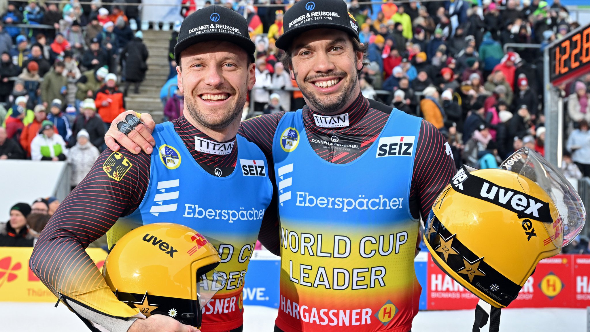 ARCHIV - 25.01.2025, Thüringen, Oberhof: Rodeln, Weltcup, Doppelsitzer, Männer, 2. Durchgang: Tobias Wendl (r) und Tobias Arlt (l) aus Deutschland freuen sich im Ziel über den Sieg. (zu dpa: «Auch Rodel-Doppel Wendl/Arlt holt Gesamtweltcup») Foto: Martin Schutt/dpa +++ dpa-Bildfunk +++