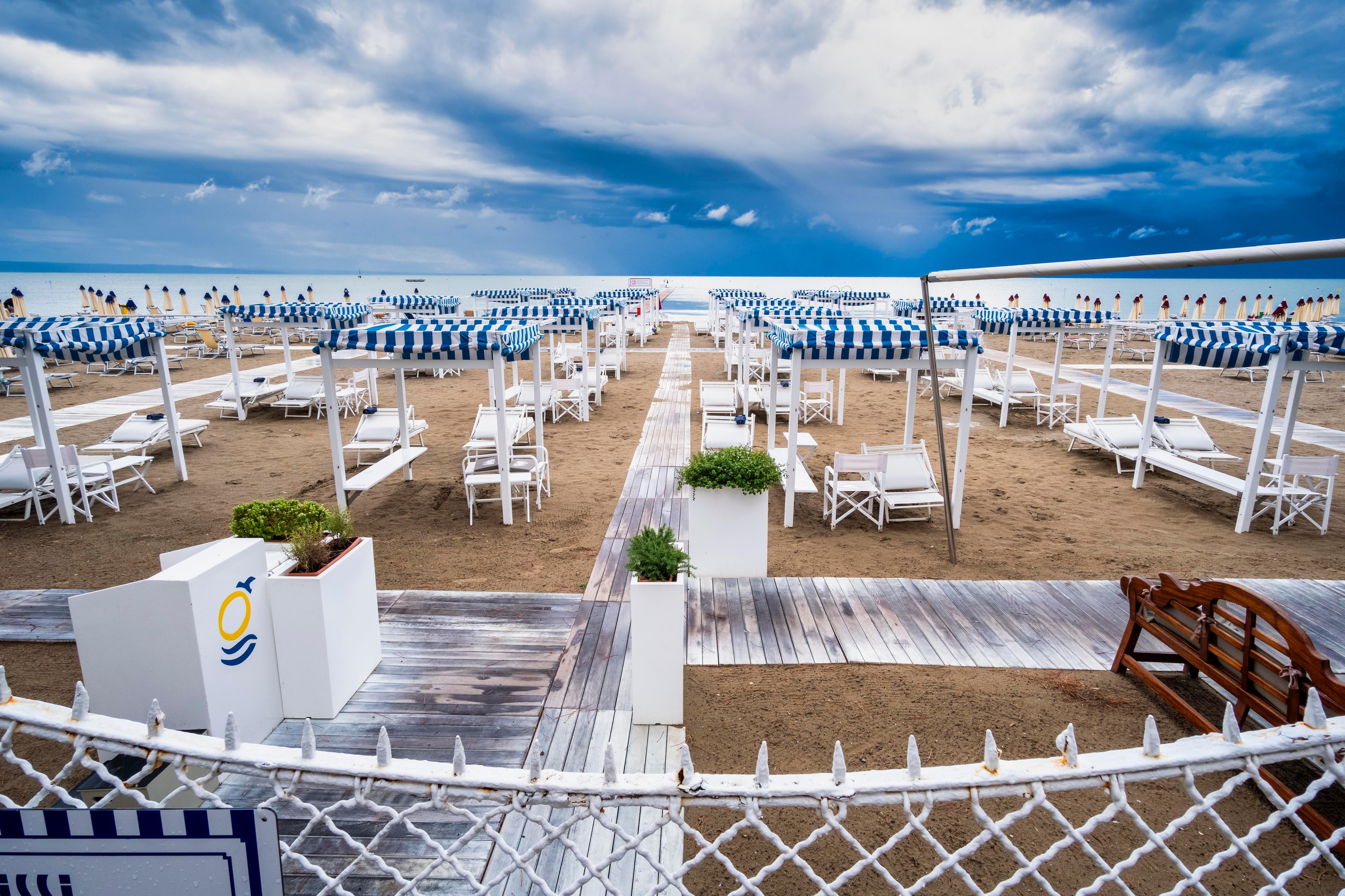Strandbad mit Sonnenschirmen und Liegen