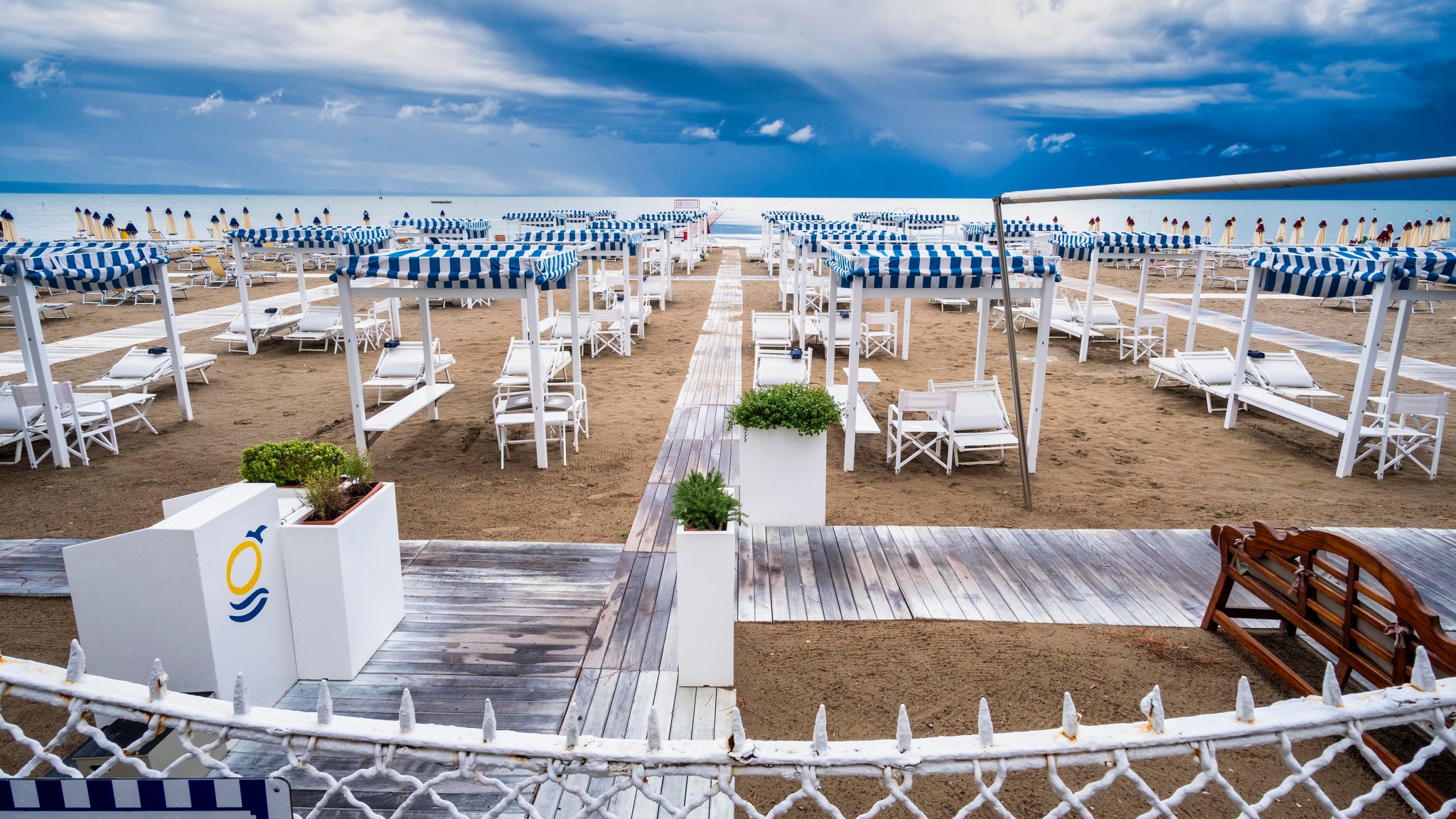 Strandbad mit Sonnenschirmen und Liegen