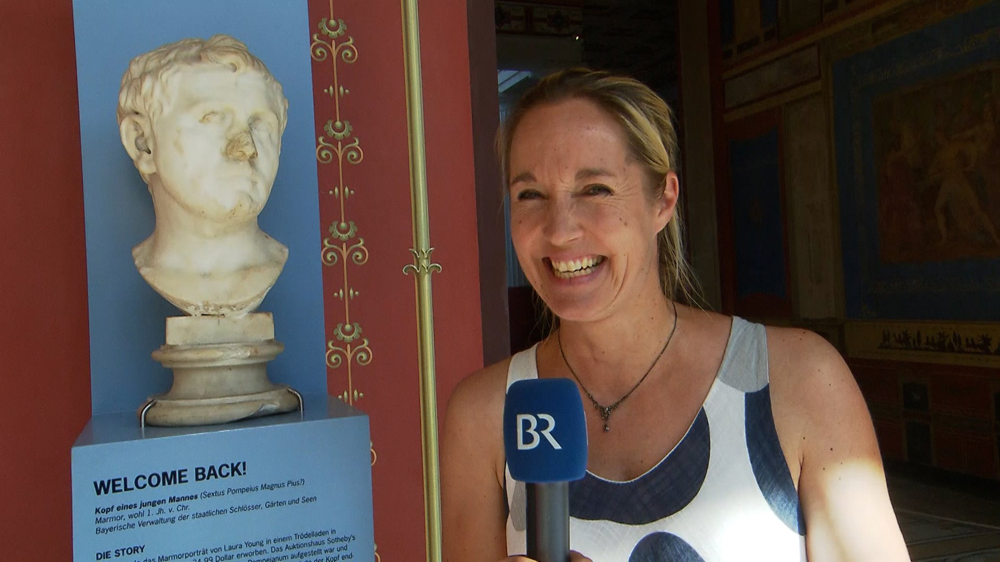 BR-Reporterin Katrin Küx vor der lange verschollenen Marmorbüste im Aschaffenburger Pompejanum. 