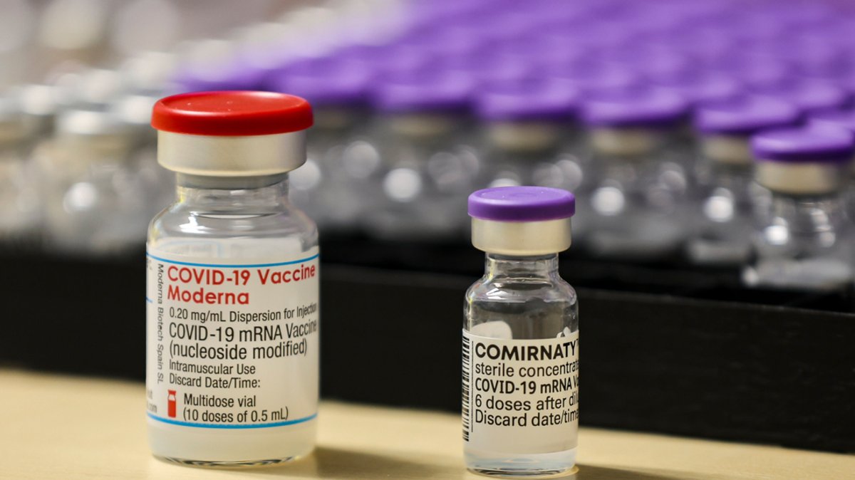 Impfstoff von Moderna und Biontech steht in einem Impfzentrum.