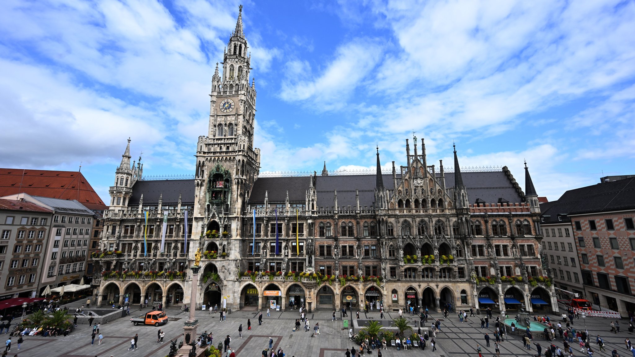 Der Münchner Marienplatz im Sommer.