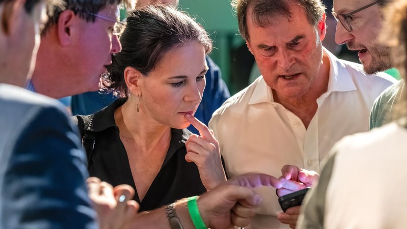 Die Außenministerin schaut auf ein Handy | Bild: Frank Hammerschmidt/Picture Alliance Die Außenministerin schaut auf ein Handy