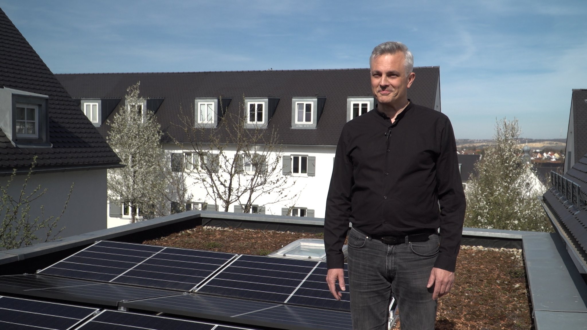 Thomas Frey auf dem Dach seines Hauses in der Regensburger Ganghofer-Siedlung aus den 30er Jahren