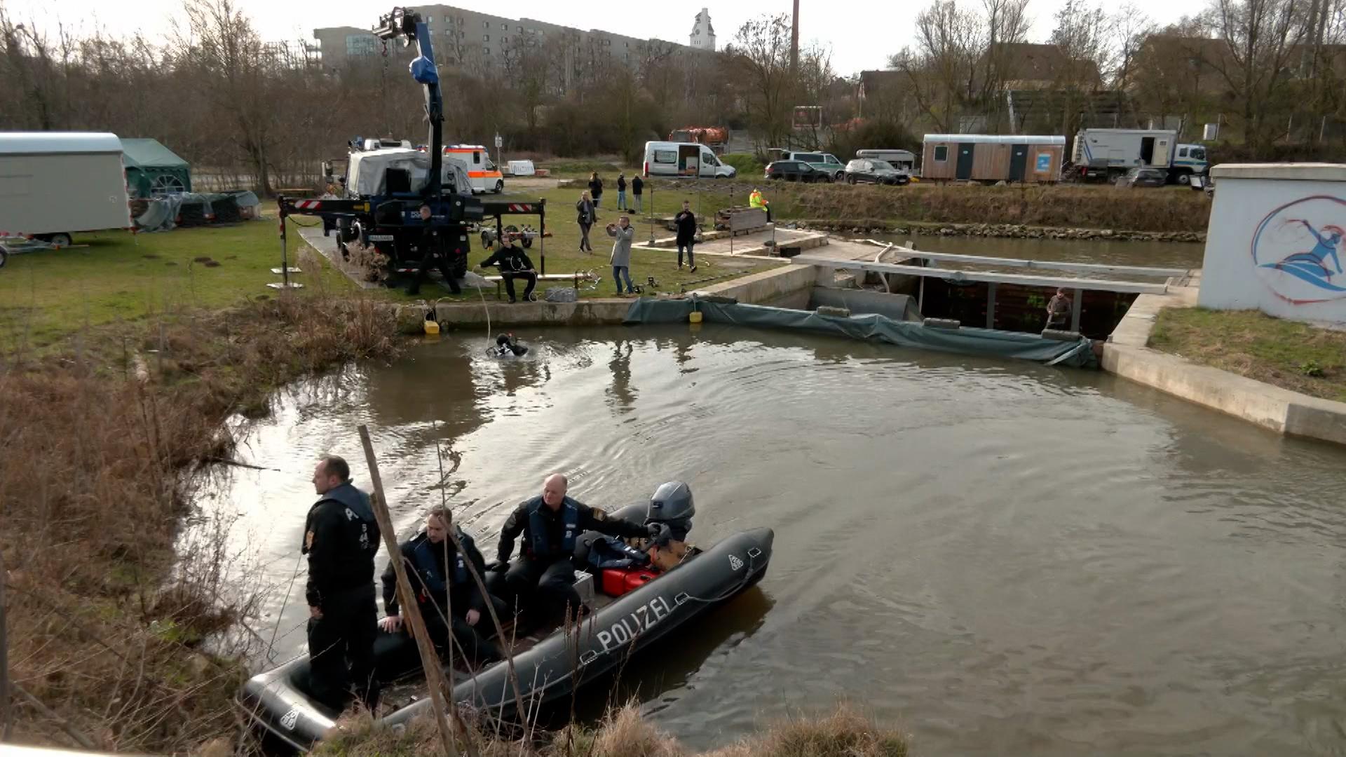 Nach Mordversuch: Fahndungsplakate und Suche mit Polizeitauchern
