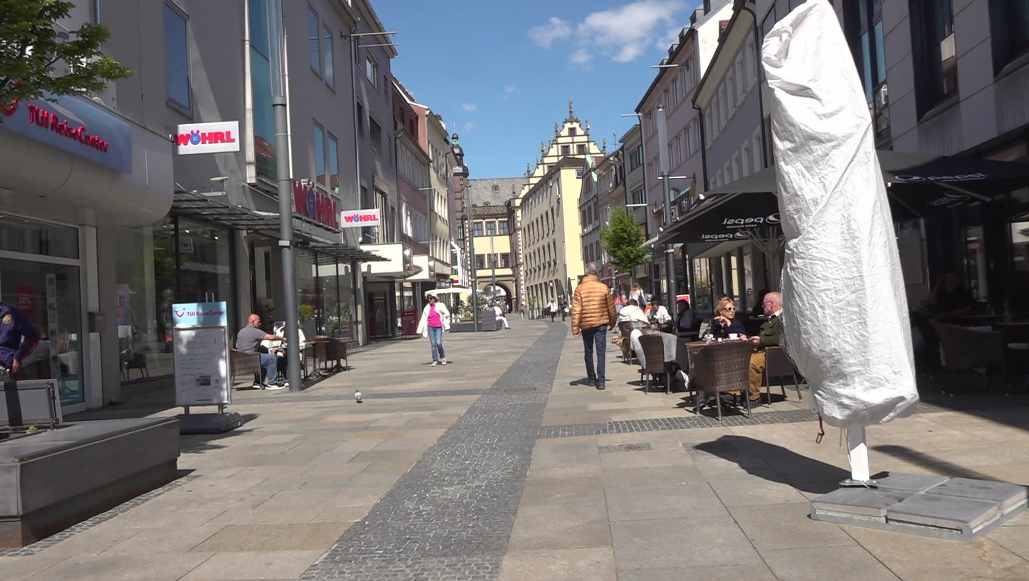 (Symbolbild) Einkaufsstraße mit diversen Läden | Bild: BR (Symbolbild) Einkaufsstraße mit diversen Läden