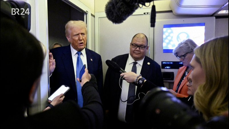 US-Präsident Donald Trump spricht am Mittwoch vor Reportern im Präsidentenflugzeug Air Force One. | Bild: BR US-Präsident Donald Trump spricht am Mittwoch vor Reportern im Präsidentenflugzeug Air Force One.