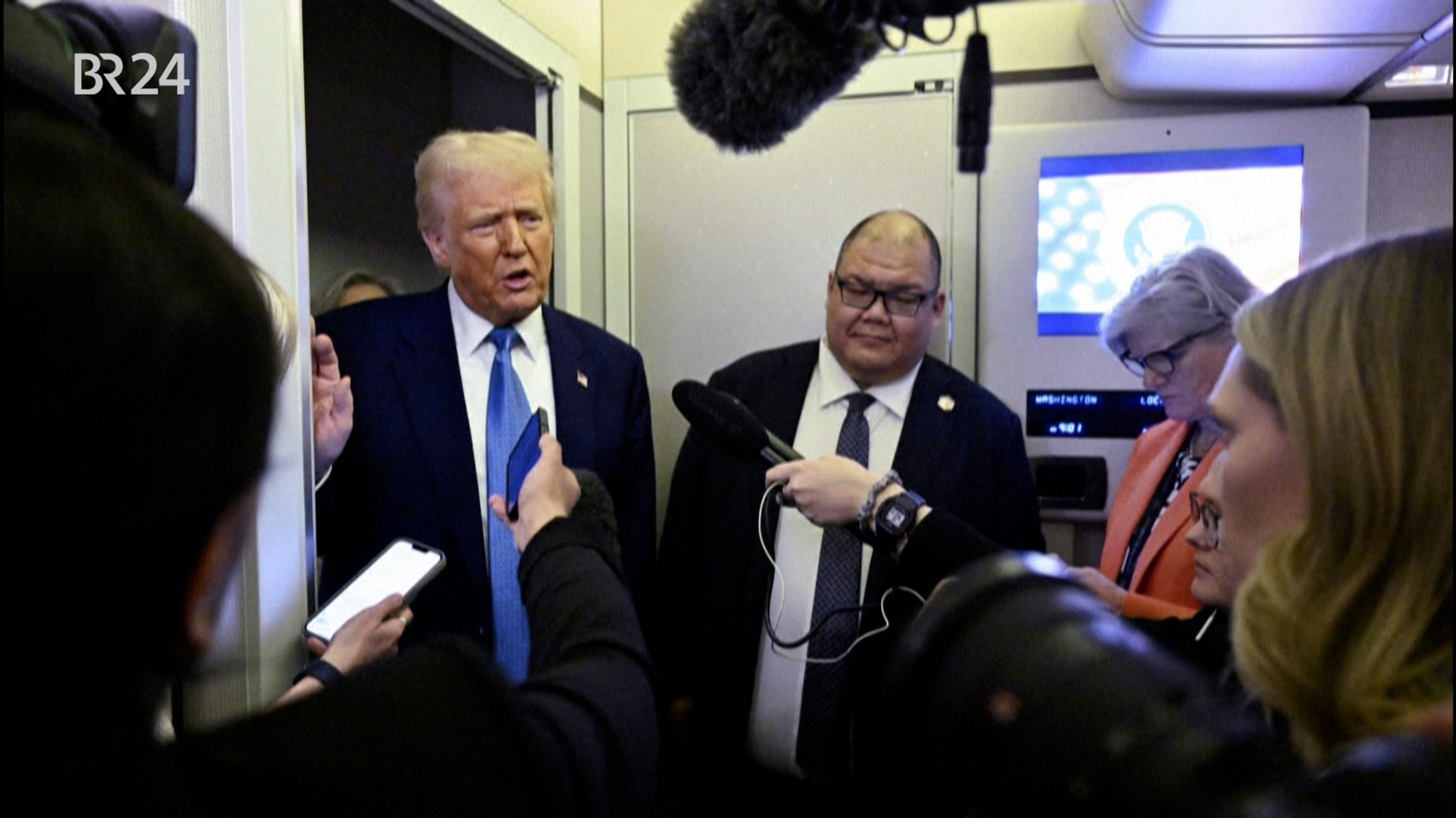 US-Präsident Donald Trump spricht am Mittwoch vor Reportern im Präsidentenflugzeug Air Force One.