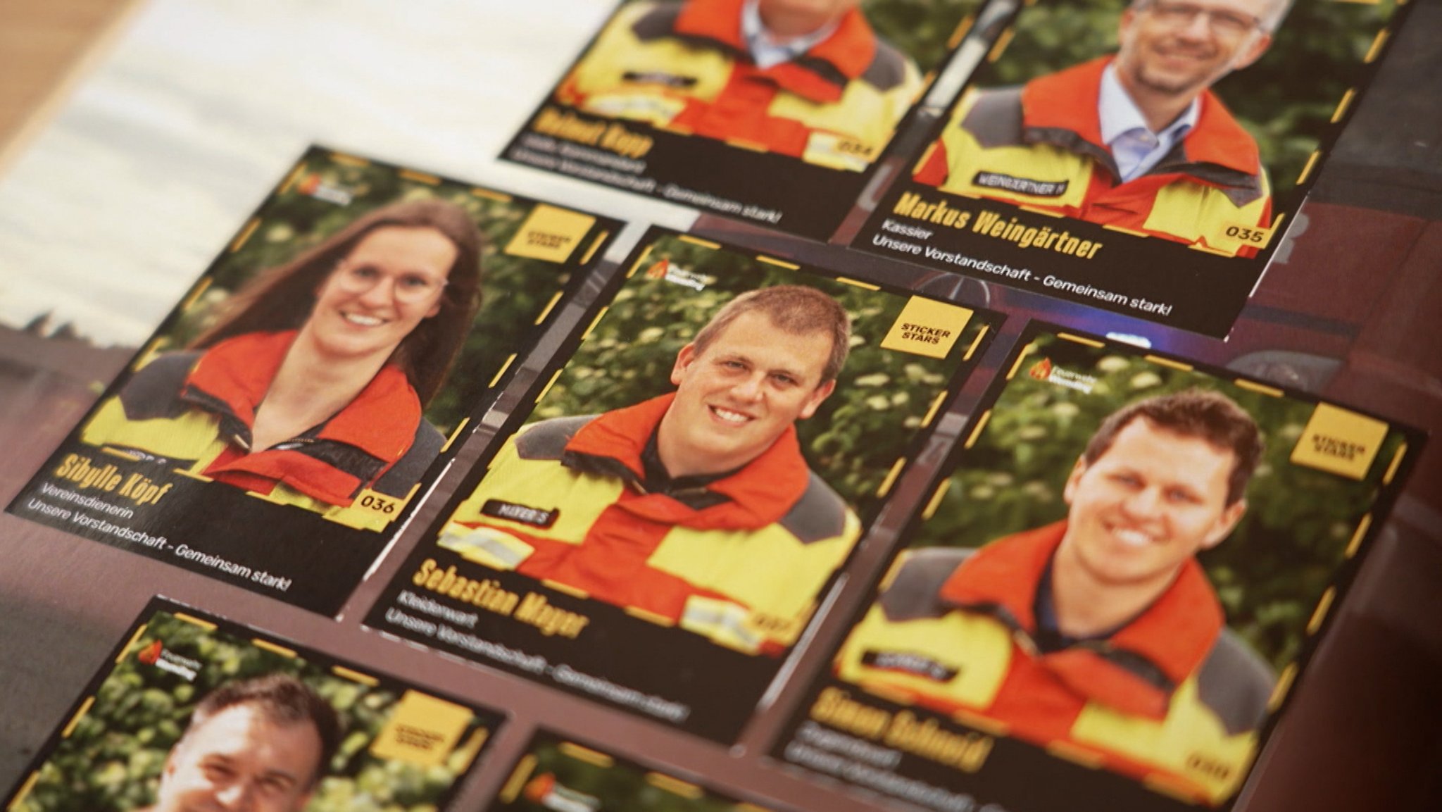 Wemding sammelt seine Helden: Feuerwehr im Stickeralbum