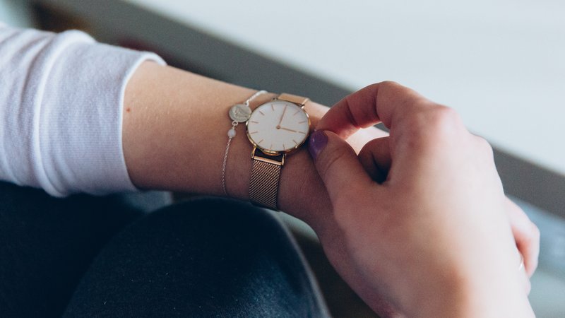 Eine Frau stellt die Uhr an ihrem Handgelenk auf die Winterzeit zurück. | Bild: BR/Sylvia Bentele Eine Frau stellt die Uhr an ihrem Handgelenk auf die Winterzeit zurück.