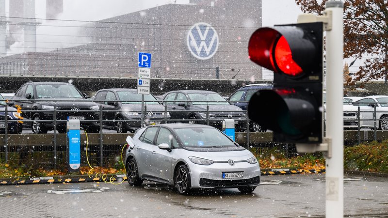 VW-Chef Schäfer schließt auch Kündigungen nicht aus. | Bild: pa/dpa/Julian Stratenschulte VW-Chef Schäfer schließt auch Kündigungen nicht aus.