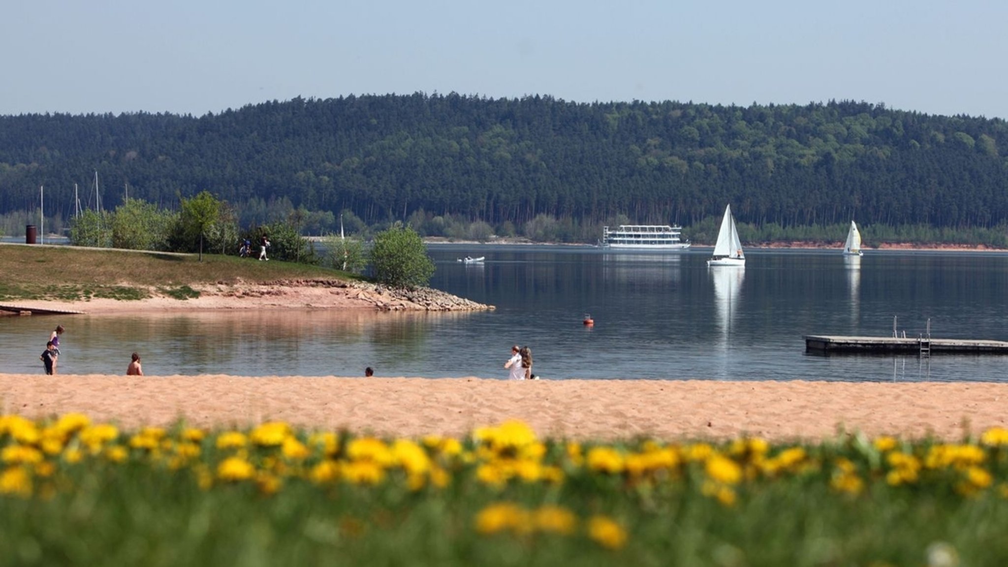 Ein hochsommerlicher Samstag zieht die Menschen nach draußen ans Wasser. Abkühlung, Chillen, Spaß mit Freunden. Das suchen auch die Gäste am Brombachsee in Pleinfeld in Mittelfranken.