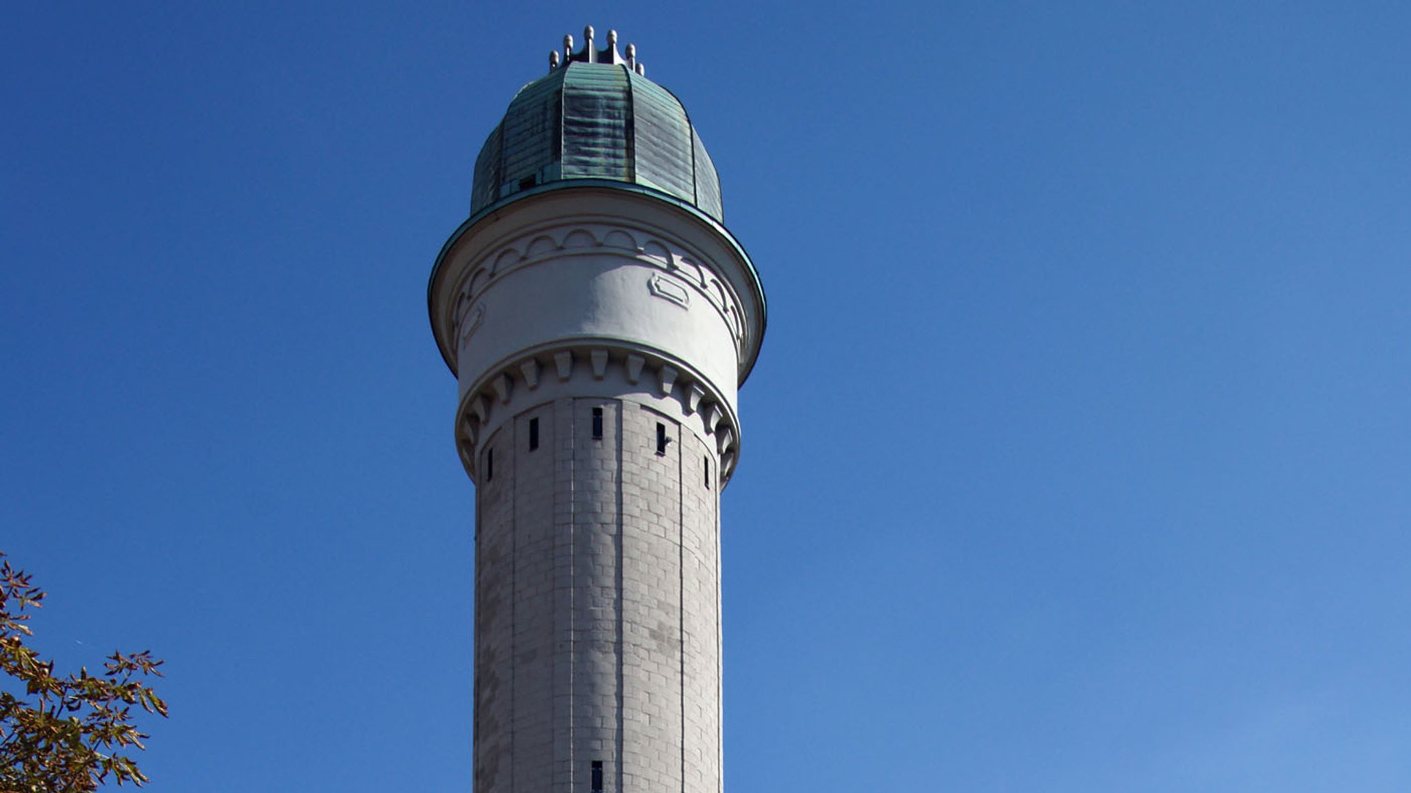 Die Spitze des 1915 erbauten Abgasturms des betriebseigenen Heizkraftwerkes der Uniklinik Würzburg.