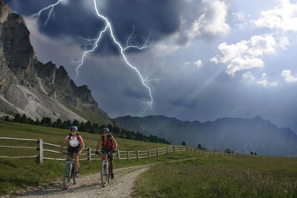 Zwei Radfahrerinnen unterwegs bei Gewitter