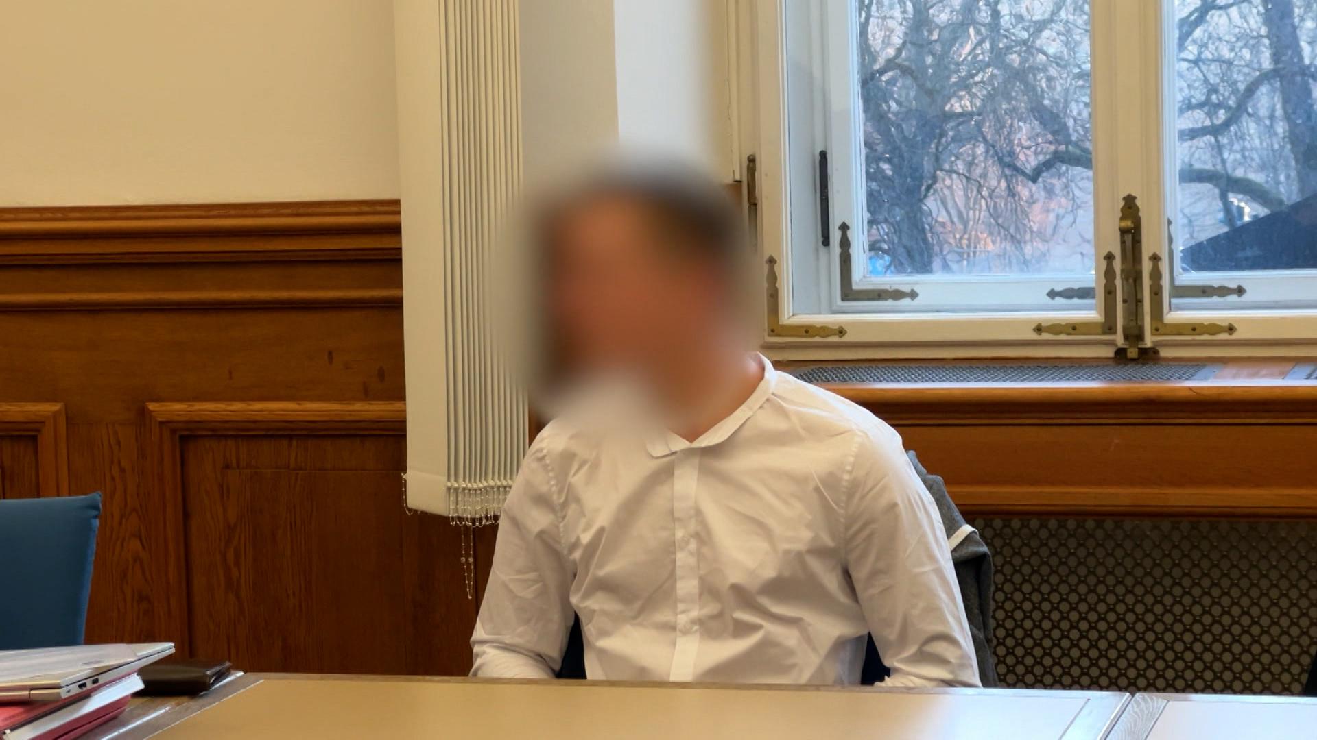 Der verurteilte 22-Jährige, dessen Gesicht verpixelt ist, im Gerichtssaal.