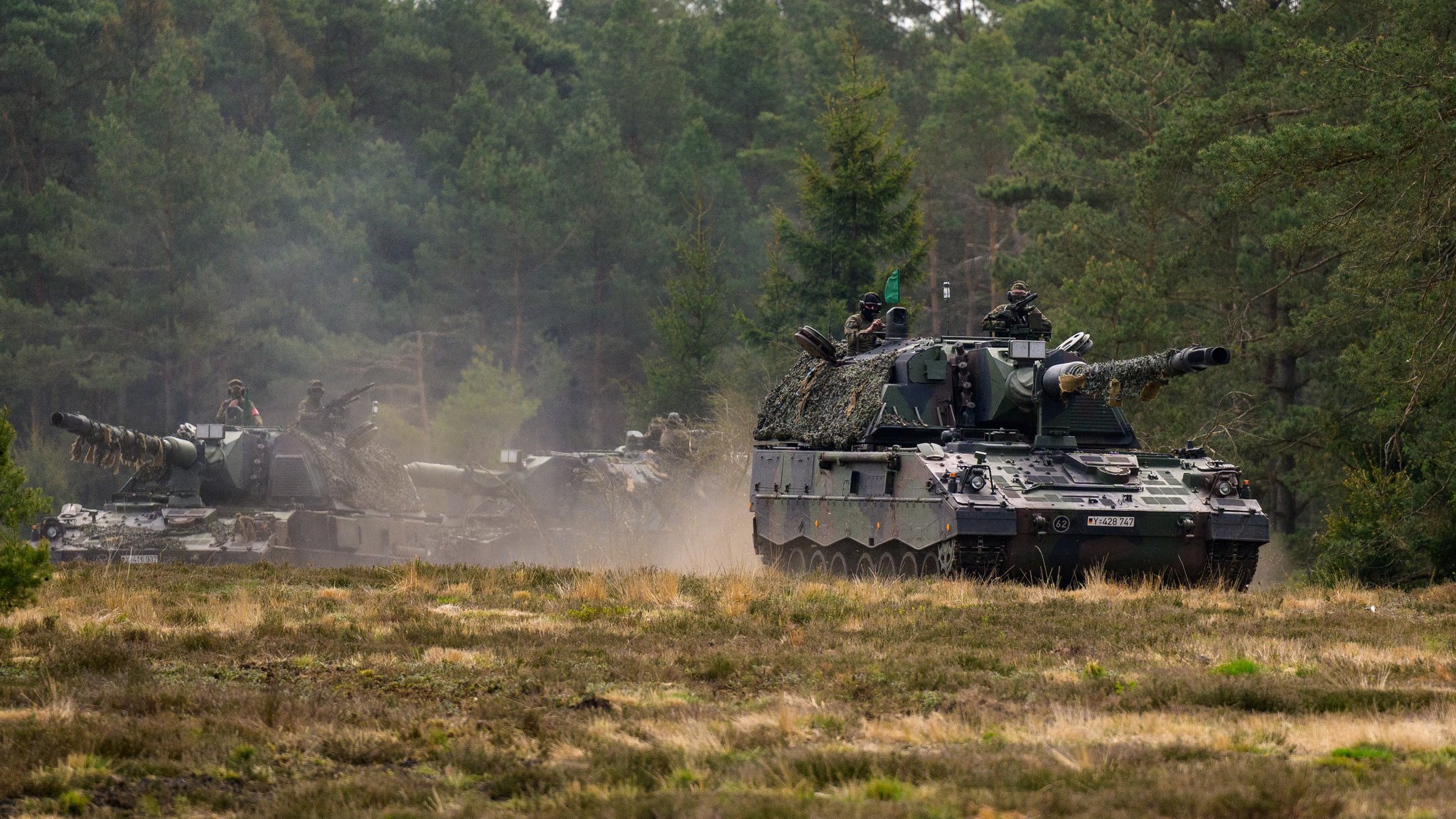 (Symbolbild) Eine Panzerhaubitze 2000 (kurz PzH 2000) der Bundeswehr fährt auf einem Übungsplatz.