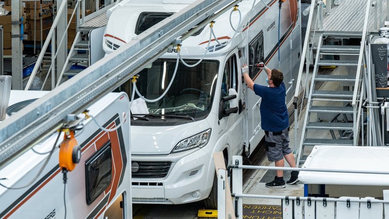 Der Wohnmobilhersteller Knaus Tabbert stellt für den Rest des Jahres die Produktion ein. | Bild: dpa-Bildfunk/Armin Weigel Der Wohnmobilhersteller Knaus Tabbert stellt für den Rest des Jahres die Produktion ein.