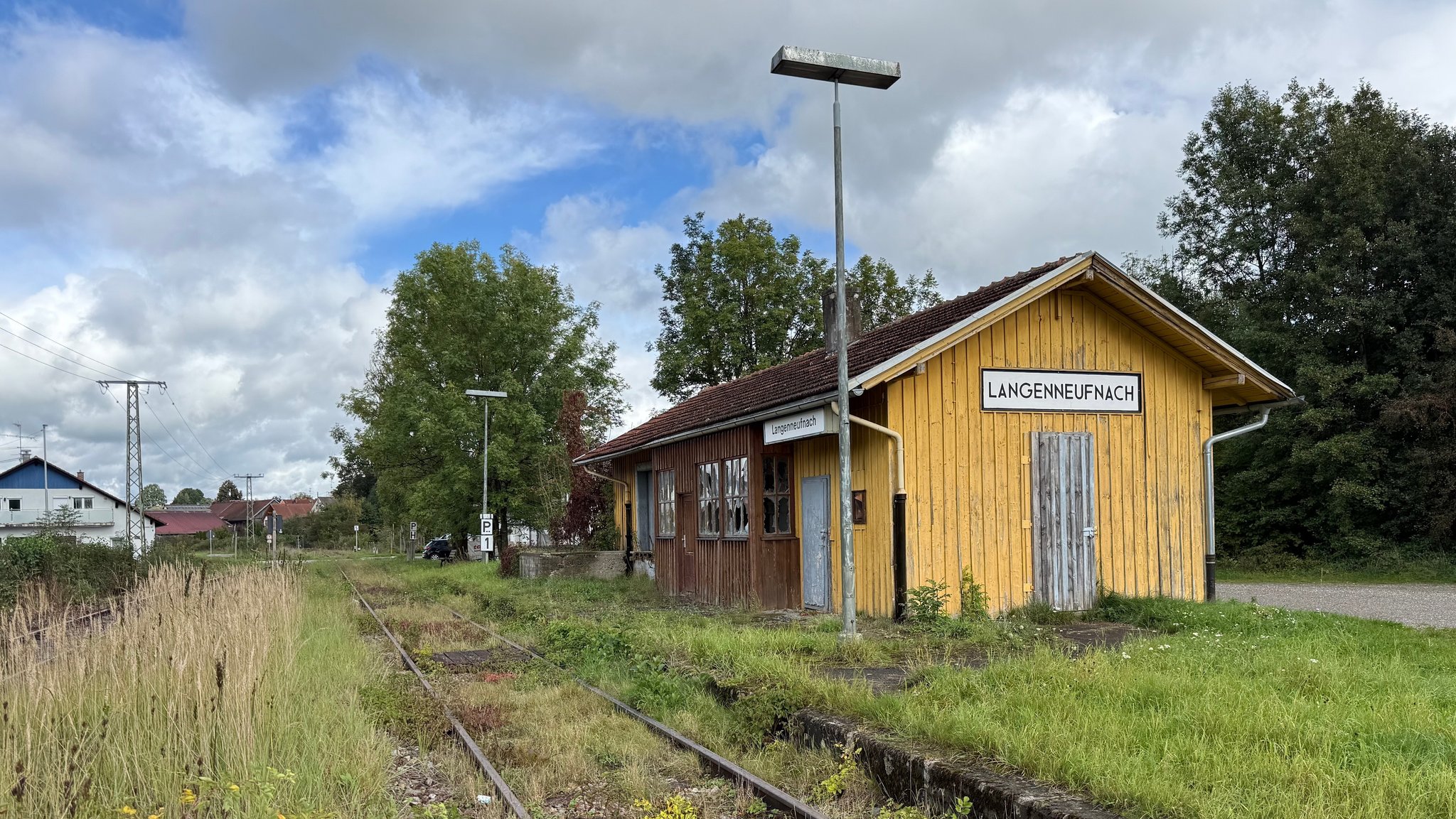 ARCHIV (25.09.2025): Blick auf den verfallenen Bahnhof von Langenneufnach im Landkreis Augsburg. Die sogenannte Staudenbahn in Schwaben wurde bereits vor Jahrzehnten für den regelmäßigen Bahnverkehr stillgelegt.
