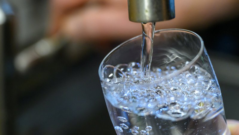 Trinkwasser in Bayern | Bild: dpa-Bildfunk/Hendrik Schmidt Trinkwasser in Bayern
