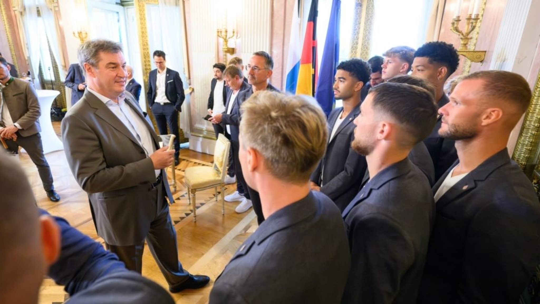 Ministerpräsident Markus Söder und die Mannschaft des SSV Jahn Regensburg. 