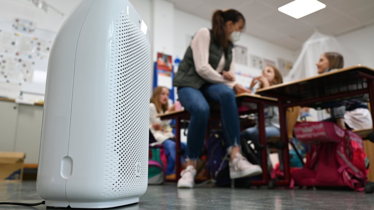 Ein Luftfilter steht in einem Klassenzimmer einer Grundschule.