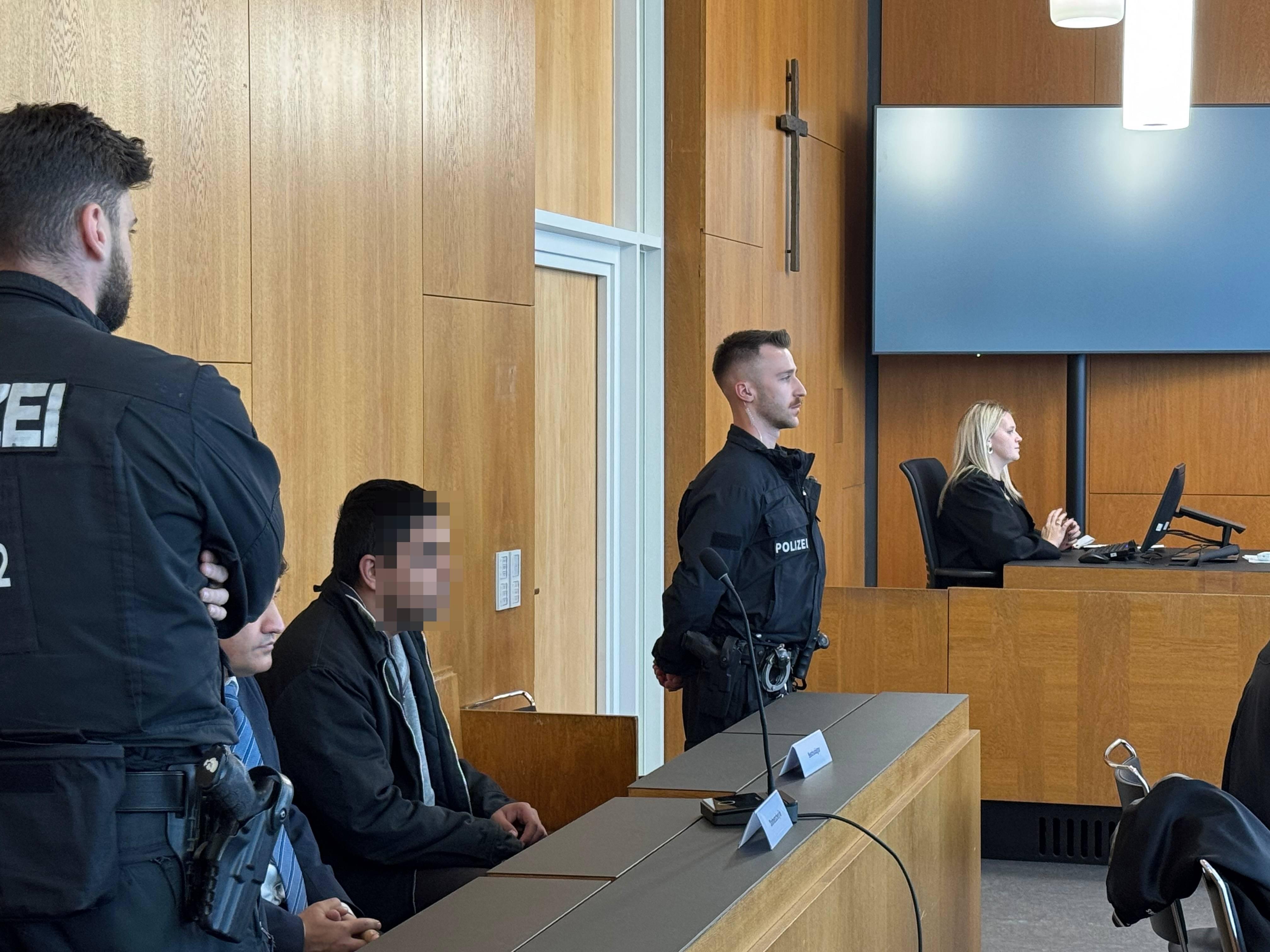 Der 28-jährige Angeklagte vor dem Landgericht Aschaffenburg