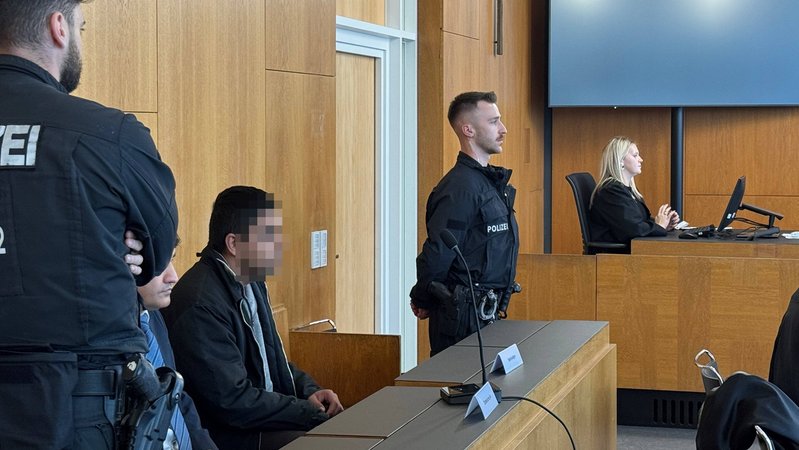 Der 28-jährige Angeklagte vor dem Landgericht Aschaffenburg | Bild: BR / Pirmin Breninek Der 28-jährige Angeklagte vor dem Landgericht Aschaffenburg