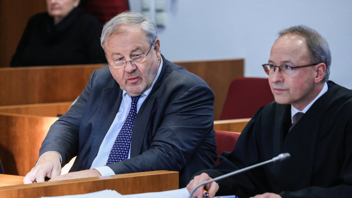 Hanno Berger (l), Steueranwalt, sitzt im Gerichtssaal neben seinem Anwalt Martin Kretschmer (r).