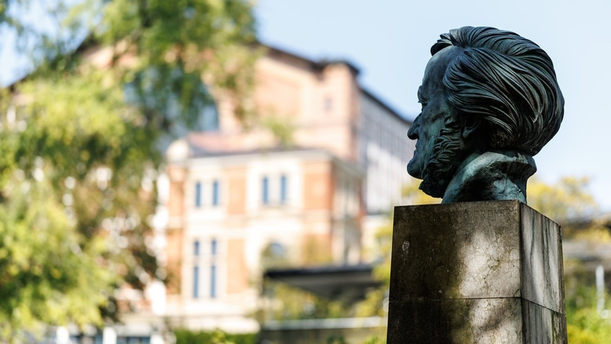 Wagnerbüste vor dem Bayreuther Festspielhaus