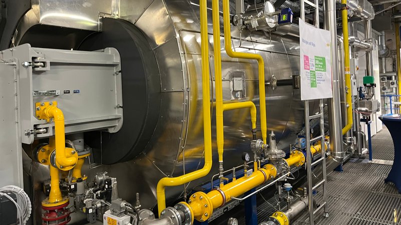 Der neue Biogas-Kessel spart jährlich 1,5 Millionen Kubikmeter Erdgas ein. | Bild: BR/Tobias Hildebrandt Der neue Biogas-Kessel spart jährlich 1,5 Millionen Kubikmeter Erdgas ein.