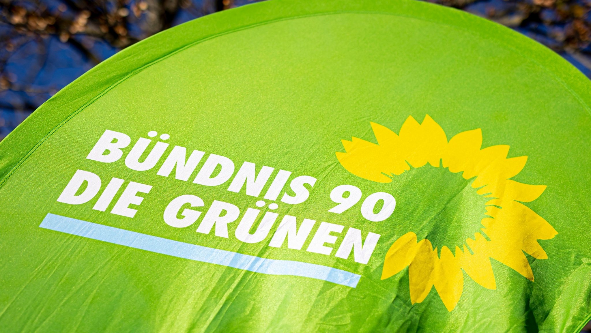 ARCHIV - 06.11.2022, Niedersachsen, Hannover: Das Logo von Bündnis 90/Die Grünen ist vor einem Landesparteitag zu sehen. Im Schatten der Haushaltskrise versammeln sich die Grünen zu einem Bundesparteitag in Karlsruhe. (zu dpa "Grüne versammeln sich zu Parteitag in Karlsruhe: Debatte zum Haushalt") Foto: Moritz Frankenberg/dpa +++ dpa-Bildfunk +++