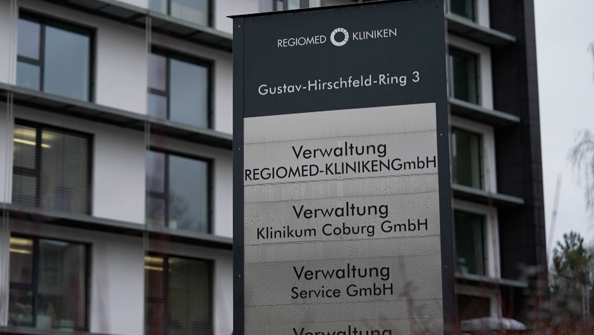 Schild mit der Aufschrift "Verwaltung Regiomed-Kliniken" vor eine Gebäude