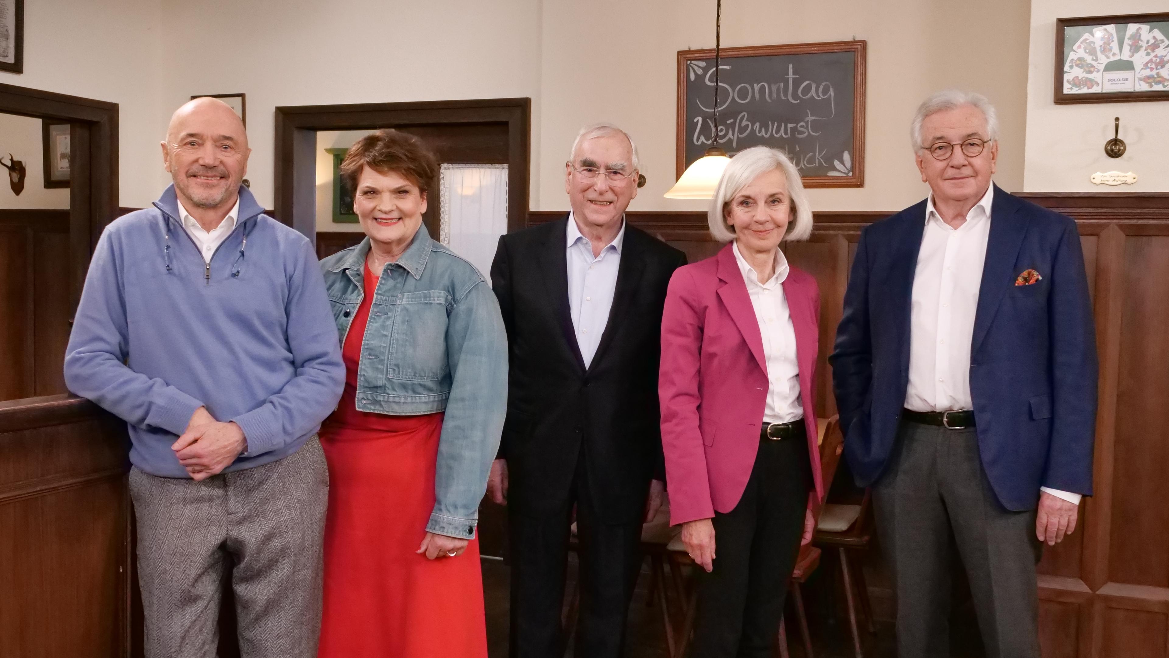 Gastgeber Hans Werner Kilz und seine beiden Stammgäste Ursula Münch und Christian Neureuther mit Gayle Tufts und Theo Waigel