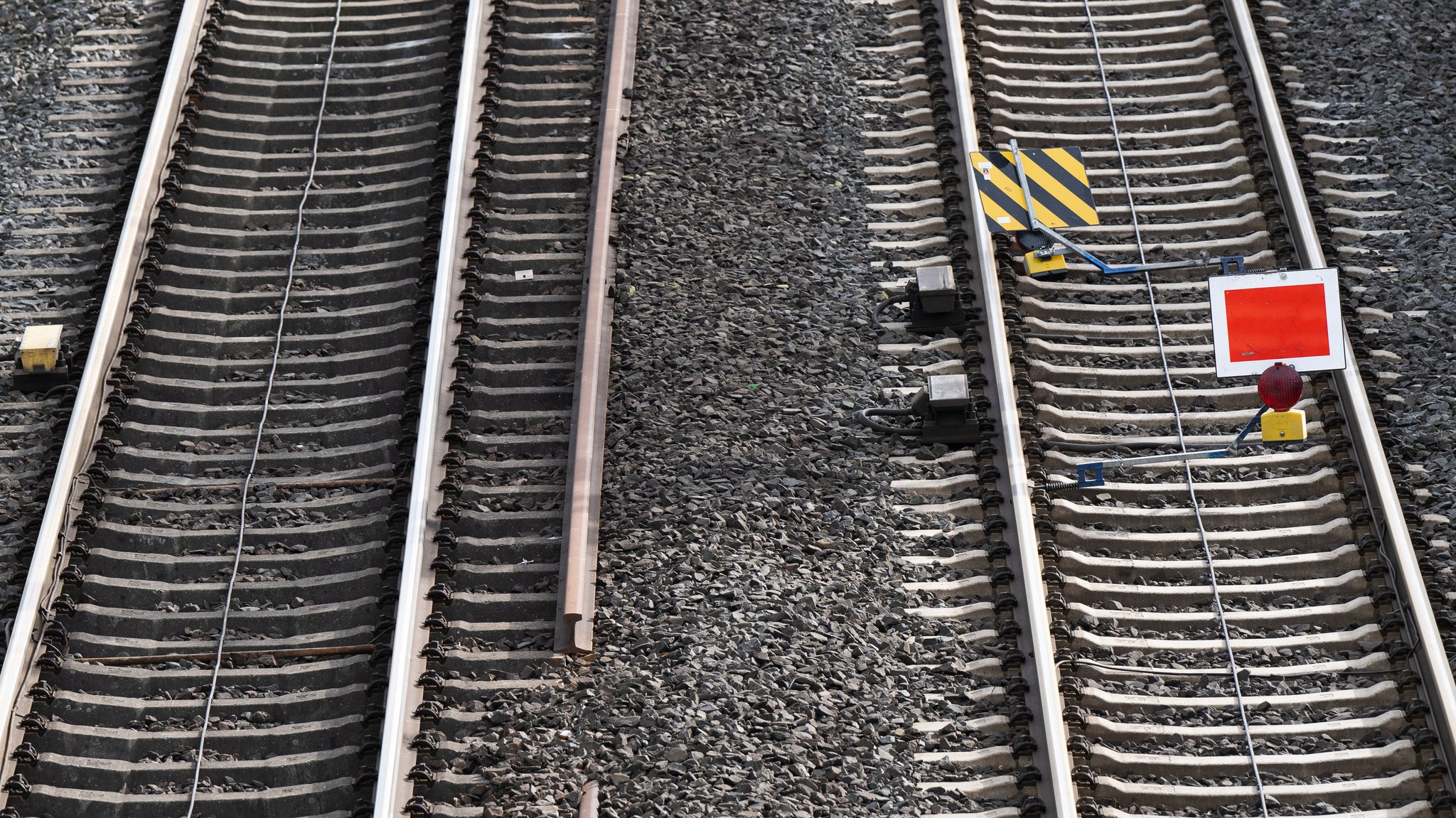 Ein rotes Schild sperrt ein Gleis der Riedbahn genannten Bahnstrecke Mannheim-Frankfurt am Bahnhof Lampertheim (Symbolbild).